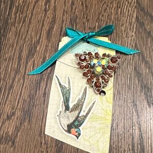 Brown vintage Brooch with Rhinestones! Gorgeous!!